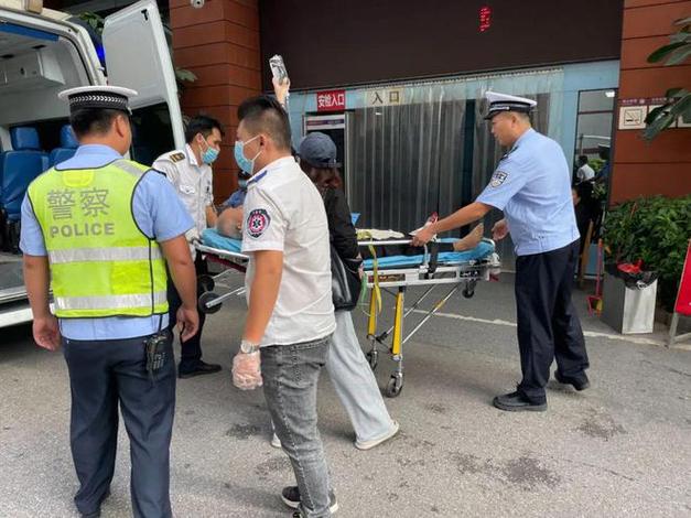受伤人员急需送往医院截肢 六安高速交警紧急护送