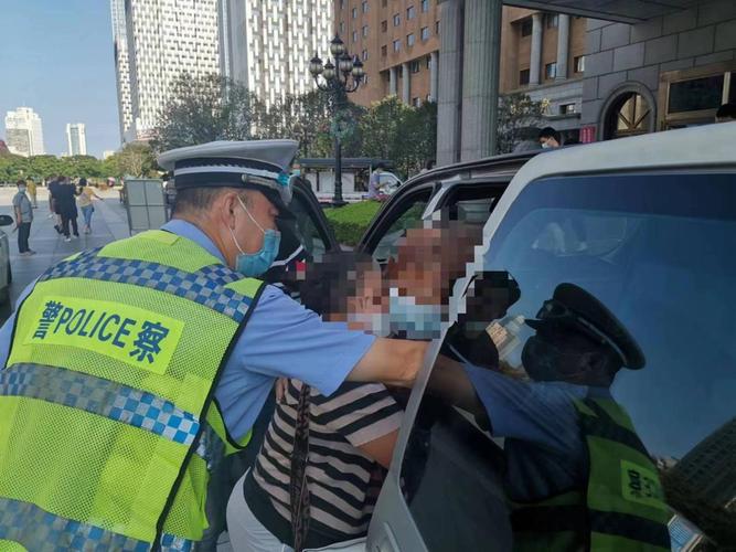 高速交警紧急护送90岁老人就医