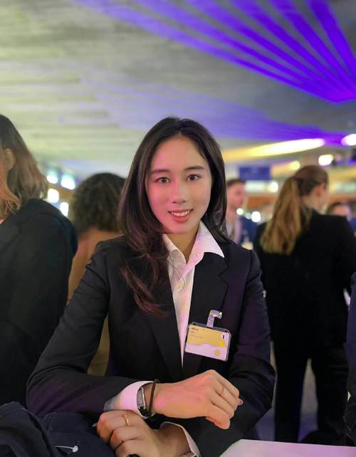 何鸿燊之女何超欣,以清华大学研究员身份受访