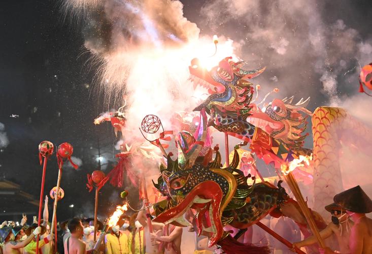 广西宾阳上演民俗狂欢 千年“炮龙”闹新春