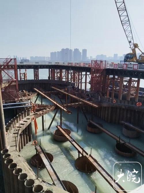蚌埠百余劳动者节日守一线、建大桥