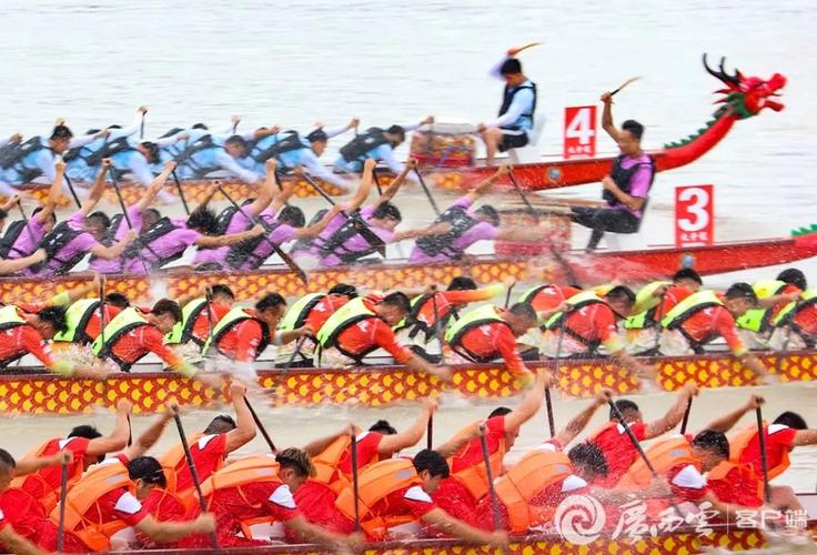 飞桨逐浪 德国民众体验赛龙舟感受中国文化魅力