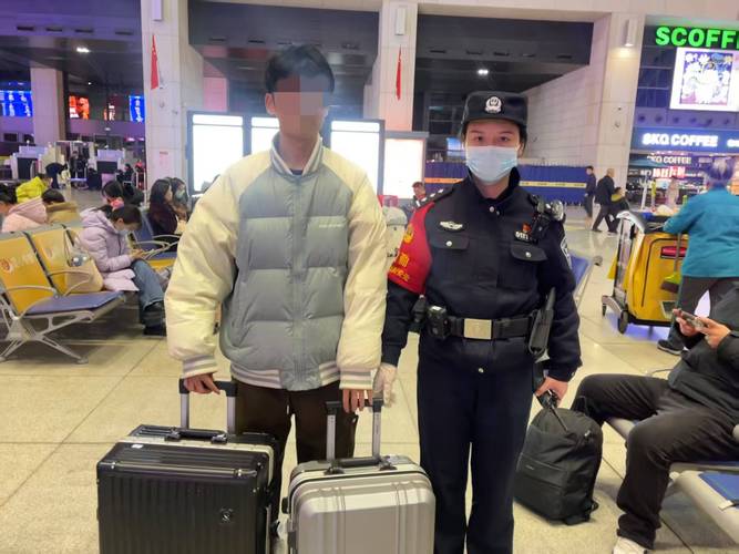 工作人员帮两名乘客寻回近3万元现金 海南铁路提醒:下车前先清点行李