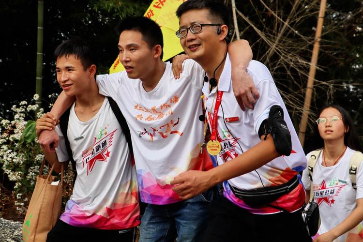 胡亮创办的助盲跑团,两年来带领视障人士跑步三万余公里跑起来,生活更加多彩(以普通人的平凡书写不平凡的人生)