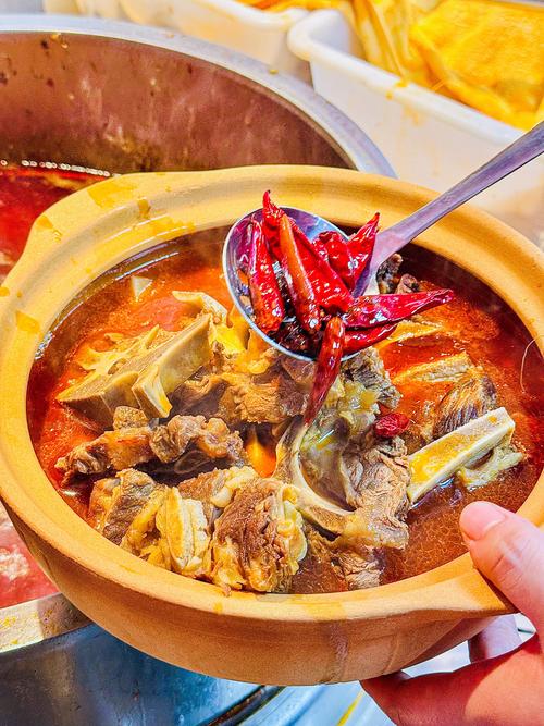 顾客隔窗拍到火锅店老鼠吃牛排,乐清市市场监管局:查封!