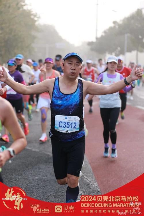 北京八旬老人14年完赛73场全马